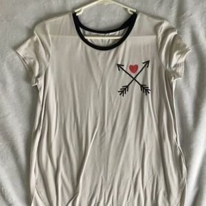White top with arrow crossing